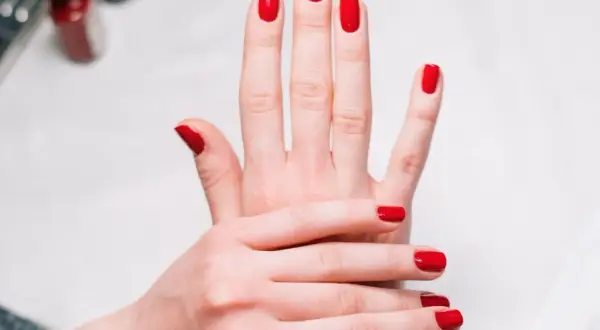 Manicure hybrydowy z nadbudową – wszystko, co musisz wiedzieć o tej technice.
