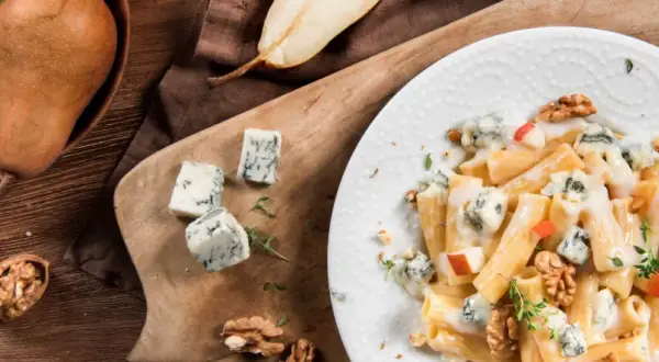Penne z gruszką i gorgonzolą: wyjątkowy przepis, który zaskoczy smakami