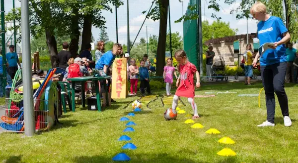 Aktywne zabawy i konkurencje sportowe dla dzieci i rodziców, które łączą
