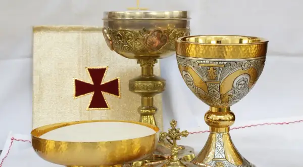 Msza konwentualna – co to jest i dlaczego jest tak ważna w liturgii?