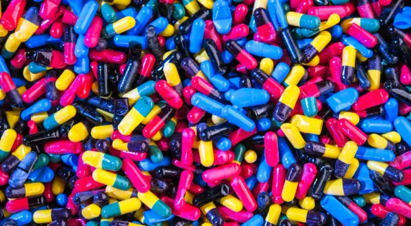Stymulanty, depresanty i psychodeliki: poznaj ich działanie i różnice