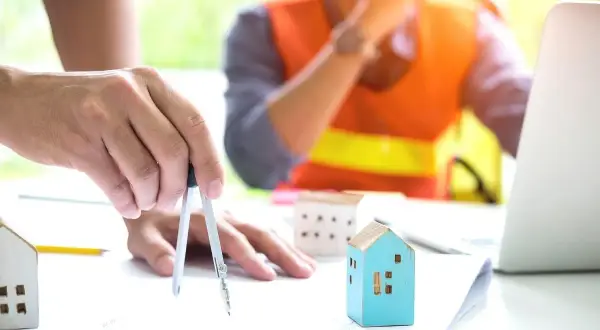 Ile kosztuje budowa domu 130 m2? Poznaj ukryte wydatki i oszczędności
