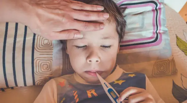 Bezpieczne sposoby na obniżenie gorączki u dziecka w domu