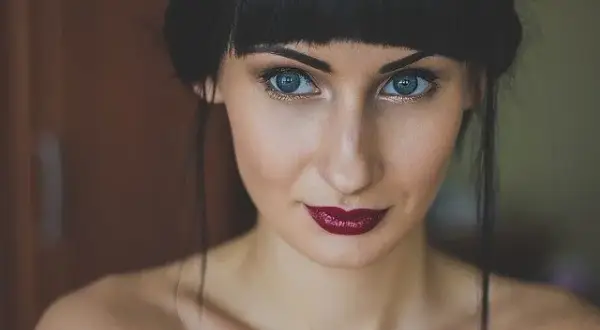 Jak zapobiec rozmazywaniu szminki? Proste triki na trwały makijaż ust