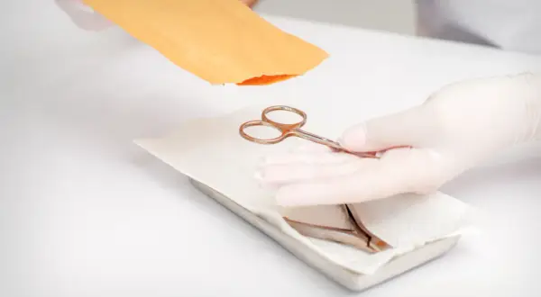 Jak dezynfekować narzędzia do manicure, aby uniknąć zakażeń i chorób