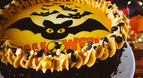Prosty przepis na ciasto na Halloween z efektownymi dekoracjami i poradami