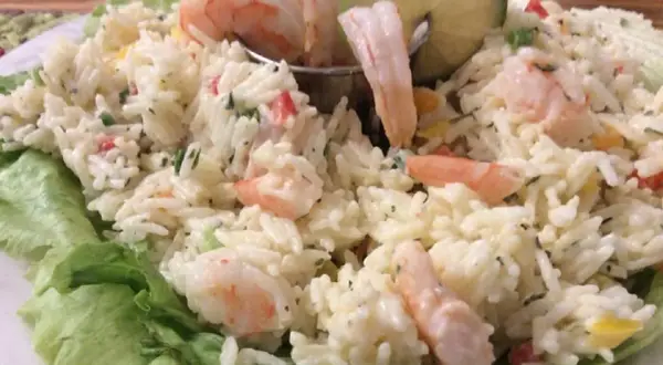 Recette de salade de riz au crevette crémeuse et savoureuse à essayer
