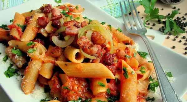 Penne all'Amatriciana - łatwy przepis na klasyczne włoskie danie