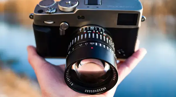 Jasny obiektyw: Rewelacyjny sojusznik czy droga pomyłka fotografa?