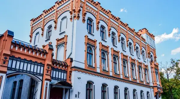 Jak profesjonalnie pomalować elewację domu bez kosztownych błędów
