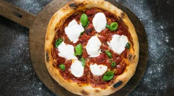 Gdzie powstała pizza? Odkryj jej nieznaną historię i pochodzenie