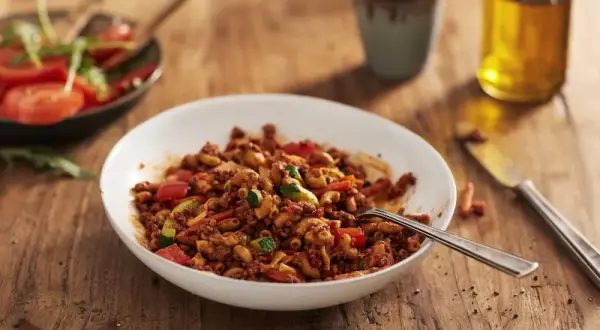 Szybki przepis na makaron penne z sosem pomidorowym i mięsem mielonym