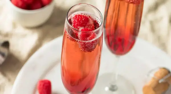 Jak przygotować idealny koktajl kir royal - przepisy i porady