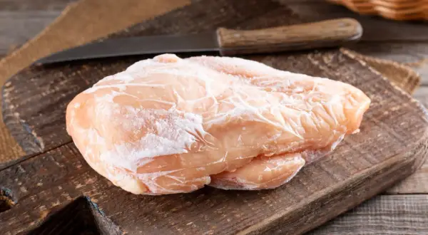Jak szybko rozmrozić filet z kurczaka i uniknąć niebezpieczeństw