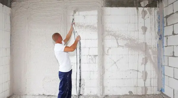 Tynk czy płyty gipsowe - który materiał wybrać do wykończenia wnętrz?