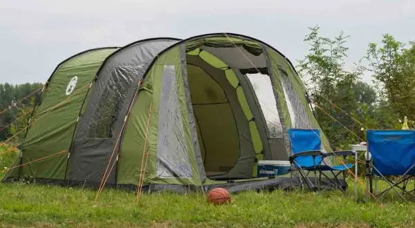 Ile kosztuje namiot 4-osobowy? Porównanie cen i najlepsze oferty