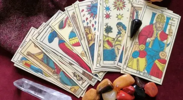 Czy tarot naprawdę działa? Sprawdź, czy warto mu zaufać i jak może pomóc