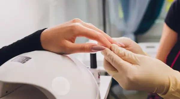 Hybrydy vs żele: kluczowe różnice i zalety obu rodzajów manicure