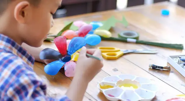 Jakimi farbami malować plastik, aby uzyskać trwały efekt?