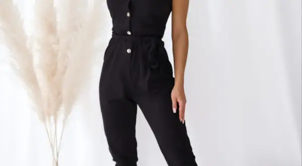 Modne kombinezony damskie na co dzień: trendy, style i porady