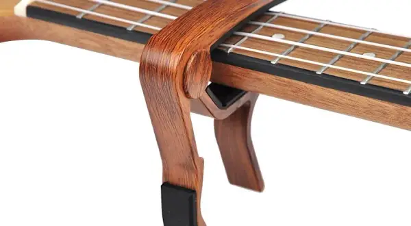 Jaki kapodaster do ukulele wybrać? Kluczowe wskazówki i modele.