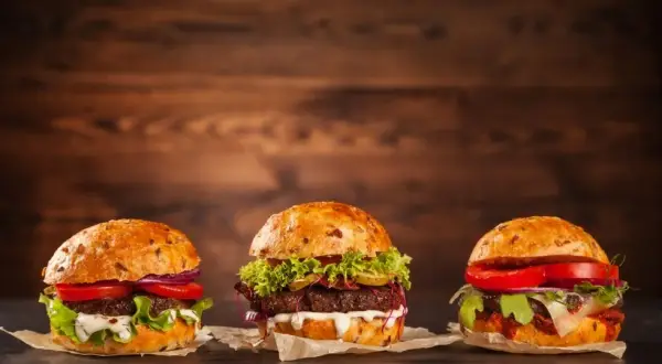 Ile kcal ma burger z burgerowni? Poznaj prawdę o kaloryczności