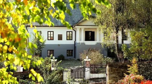 W jakiej epoce tworzył Adam Mickiewicz i jak wpłynęła na jego twórczość?