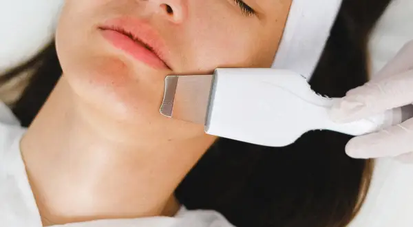 Peeling kawitacyjny – dla kogo jest bezpieczny i jakie są przeciwwskazania?
