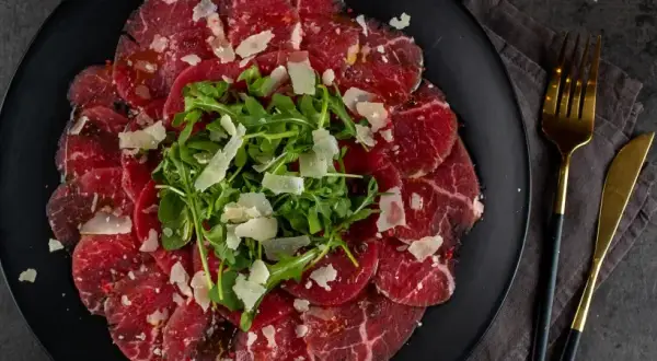 Jak zrobić carpaccio z wołowiny – prosty przepis, który zachwyca smakiem