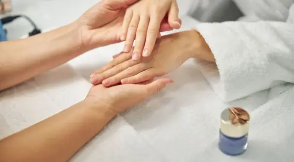 Manicure SPA na czym polega? Wszystko o zabiegu, korzyściach i przeciwwskazaniach
