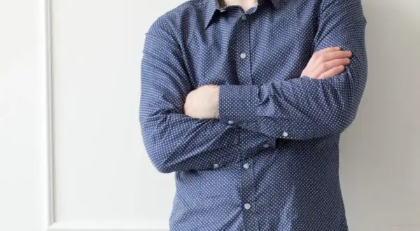 Jakie krawaty najlepiej pasują do koszul w kropki? Oto odpowiedzi