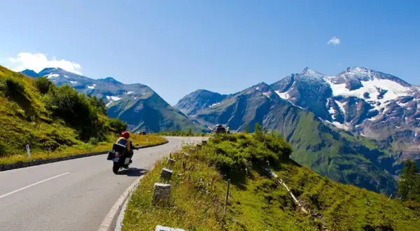 Niezapomniane trasy motocyklowe w Alpach – odkryj najlepsze szlaki