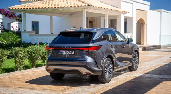 Najlepsze hybrydy plug-in: Które modele warto kupić dla oszczędności paliwa?