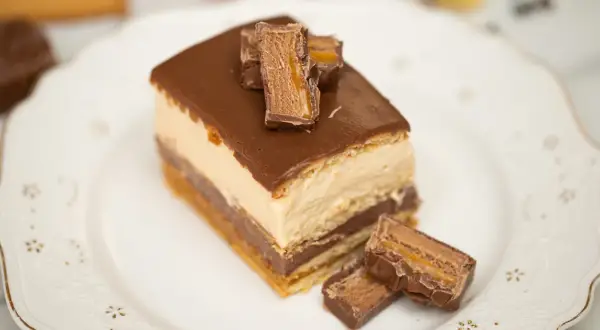 Pyszne ciasto Mars na biszkopcie - prosty przepis na smakołyk