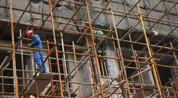 Kto może odebrać rusztowanie? Kluczowe informacje o uprawnieniach