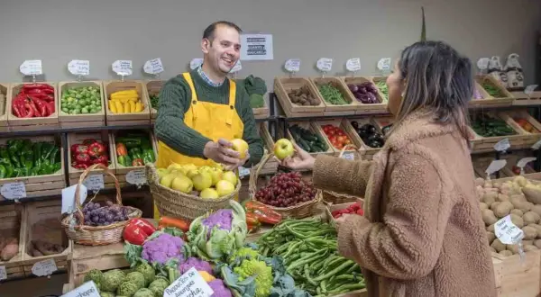 Ile można zarobić na warzywniaku? Przełamujemy mit o dochodach w branży.