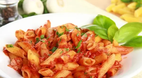 Szybki przepis na makaron penne z tuńczykiem i pomidorami w 20 minut