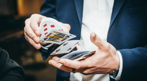 Gra karciana online: co oferują najlepsze platformy z grami strategicznymi?