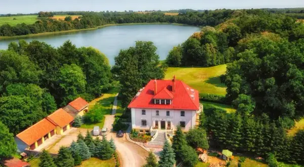 Pałac Pozorty - zabytkowy relaks w sercu Warmii nad jeziorem Pozoryty
