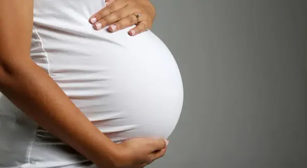 Czop śluzowy wypadł? Sprawdź, ile czasu zostało do porodu i co robić