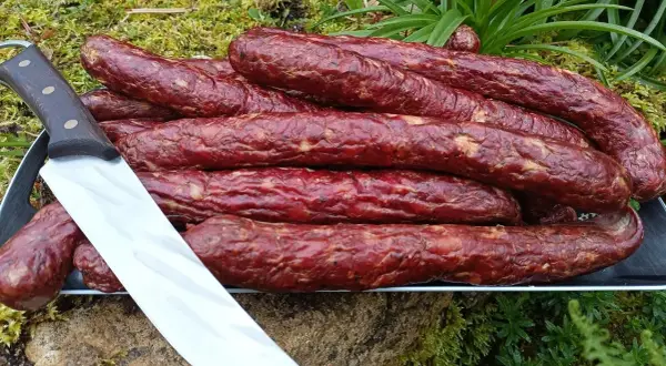 Kiełbasa z sarny i wieprzowiny: wyjątkowy przepis na domowy smakołyk
