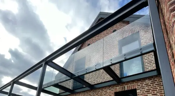 Balustrady szklane na wymiar Wrocław – fuzja bezpieczeństwa konstrukcyjnego i nowoczesnego designu