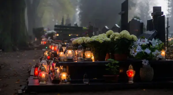 Czy można przynosić rzeczy z cmentarza do domu? Odkryj niebezpieczeństwa