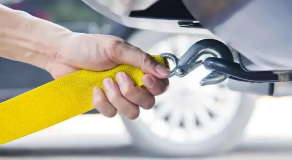 Jak prawidłowo holować auto, aby uniknąć niebezpieczeństw i kosztów