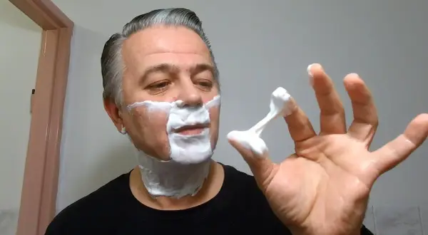 Jak się golić maszynką na żyletki bez podrażnień i z efektem