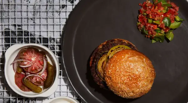 Ile mięsa na burgery? Sprawdź idealne proporcje dla smaku