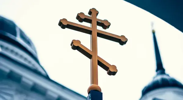 Czy katolik może nosić krzyż prawosławny? Prawda, która zaskakuje