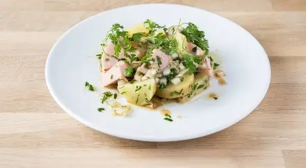 Recette de salade de pommes de terre au cervelas facile et délicieuse