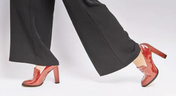 Jakie buty pasują do szerokich spodni, aby wyglądać stylowo?