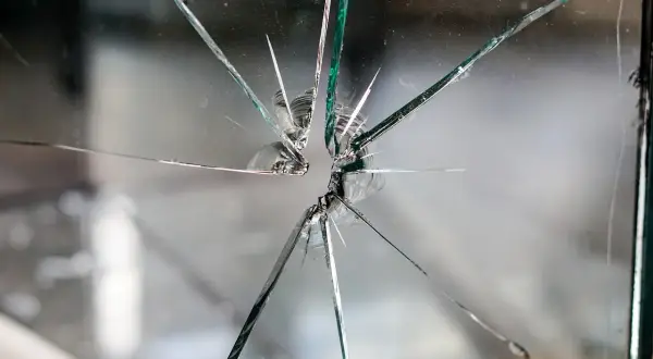 Skuteczne sposoby jak zrobić dziurę w szkle bez wiertarki: 4 bezpieczne metody